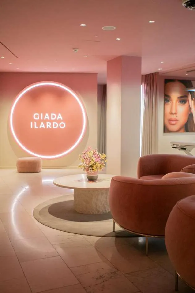 Empfang des Giada Ilardo Studios an der Bahnhofstrasse: Neonschriftzug, Sessel in Altrosa und Marmortisch.